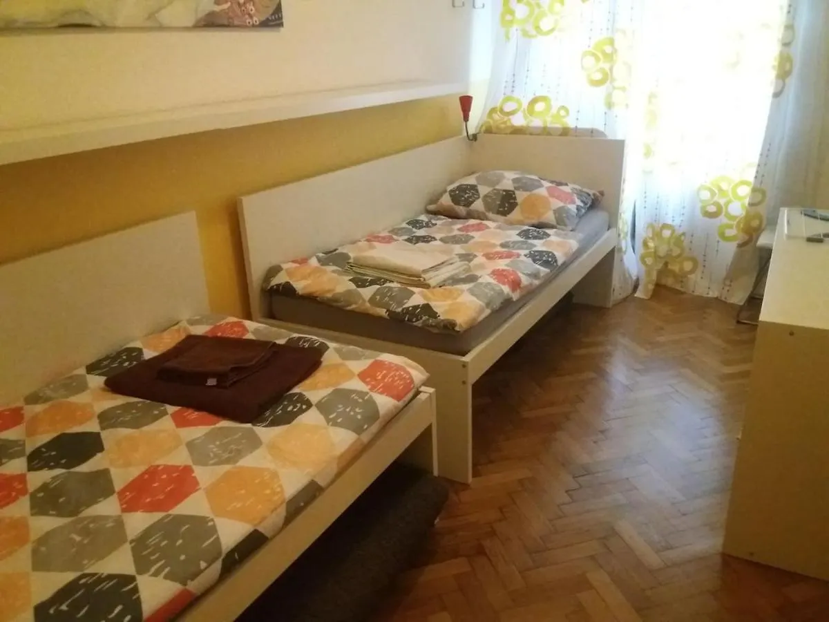 Geraeumige Zentrumsnahe Altbauwohnung Vienna Austria