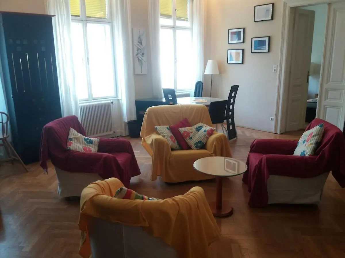 Geraeumige Zentrumsnahe Altbauwohnung Vienna