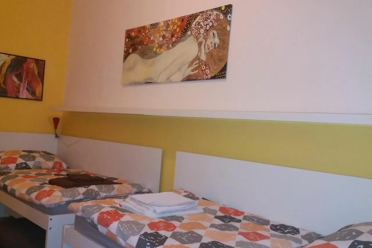 Geraeumige Zentrumsnahe Altbauwohnung Wenen