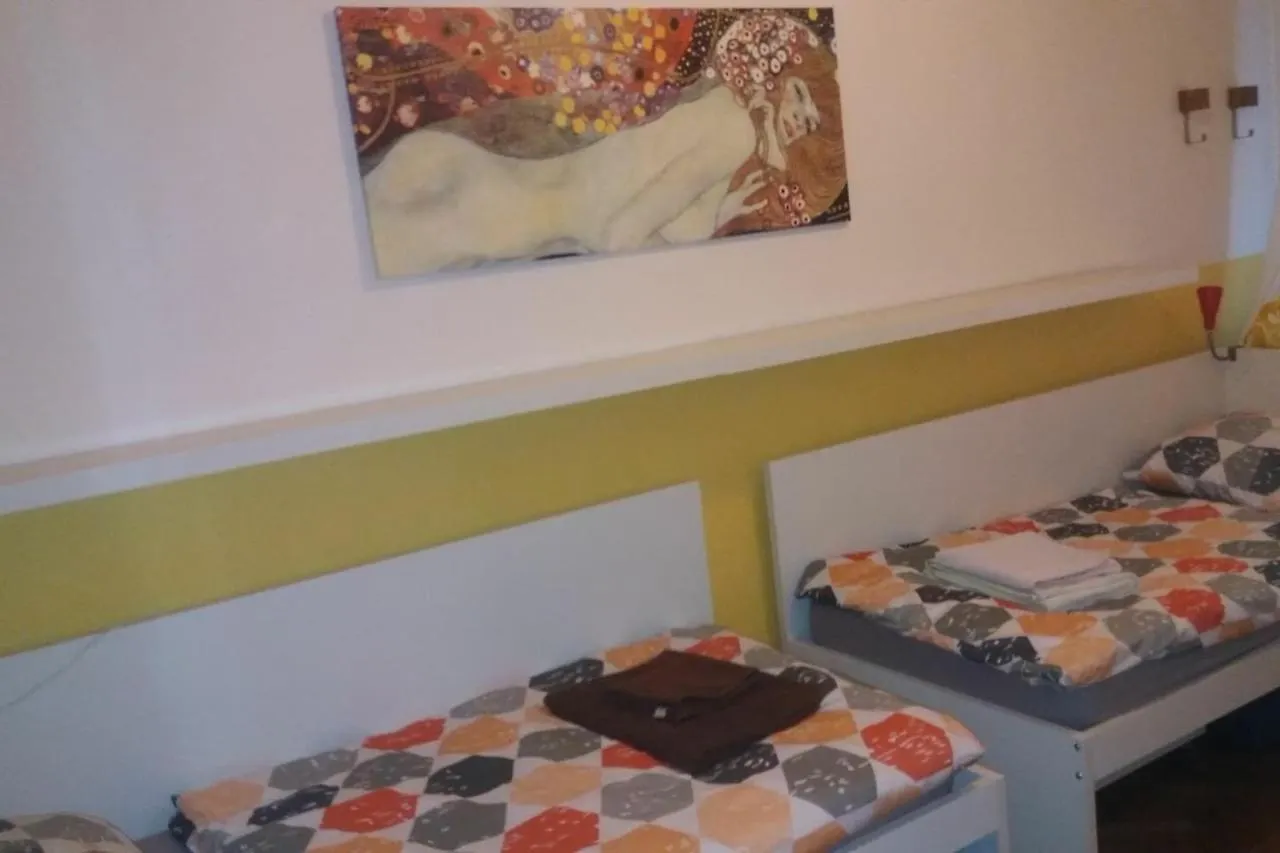 Geraeumige Zentrumsnahe Altbauwohnung Wenen Appartement